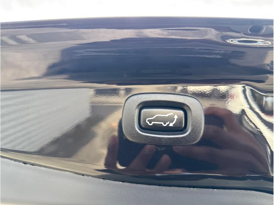 Vehicle image 9 of 23