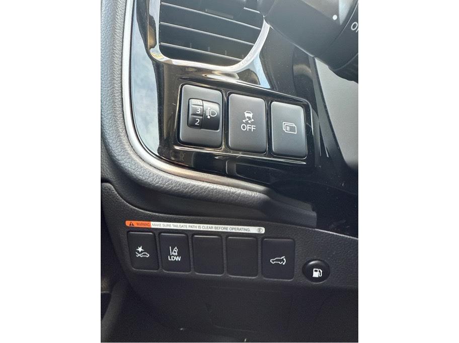 Vehicle image 21 of 23