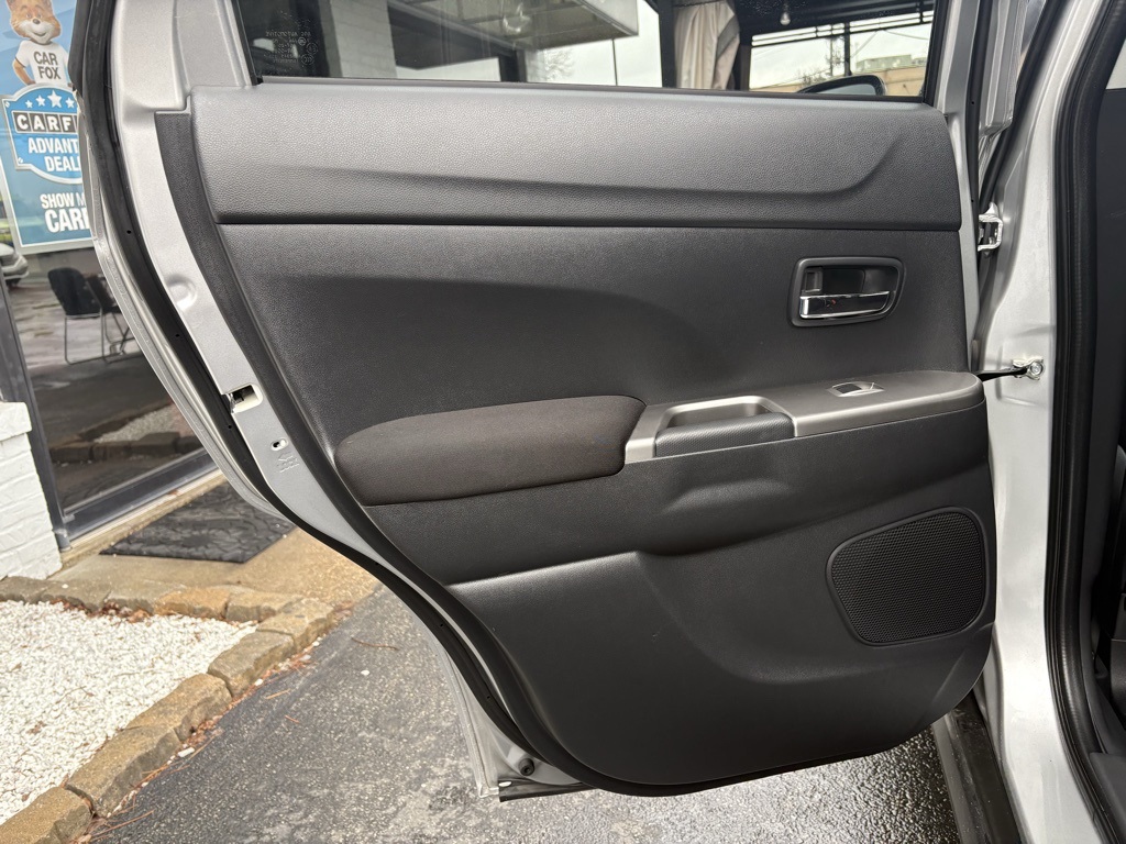 Vehicle image 33 of 38