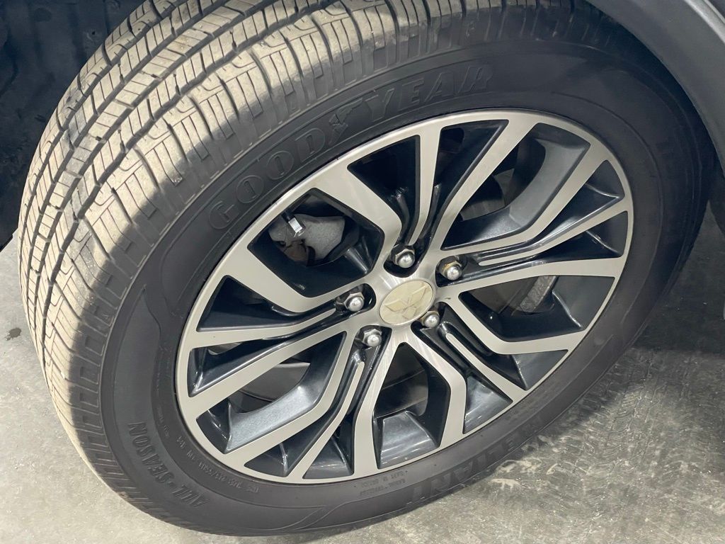 Vehicle image 27 of 32