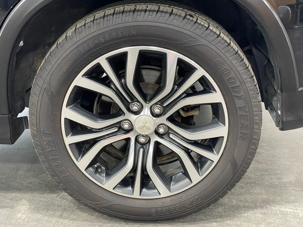 Vehicle image 28 of 32