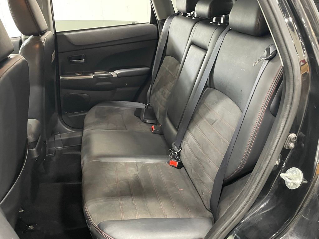 Vehicle image 9 of 32