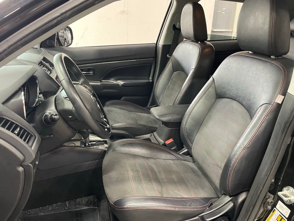 Vehicle image 8 of 32