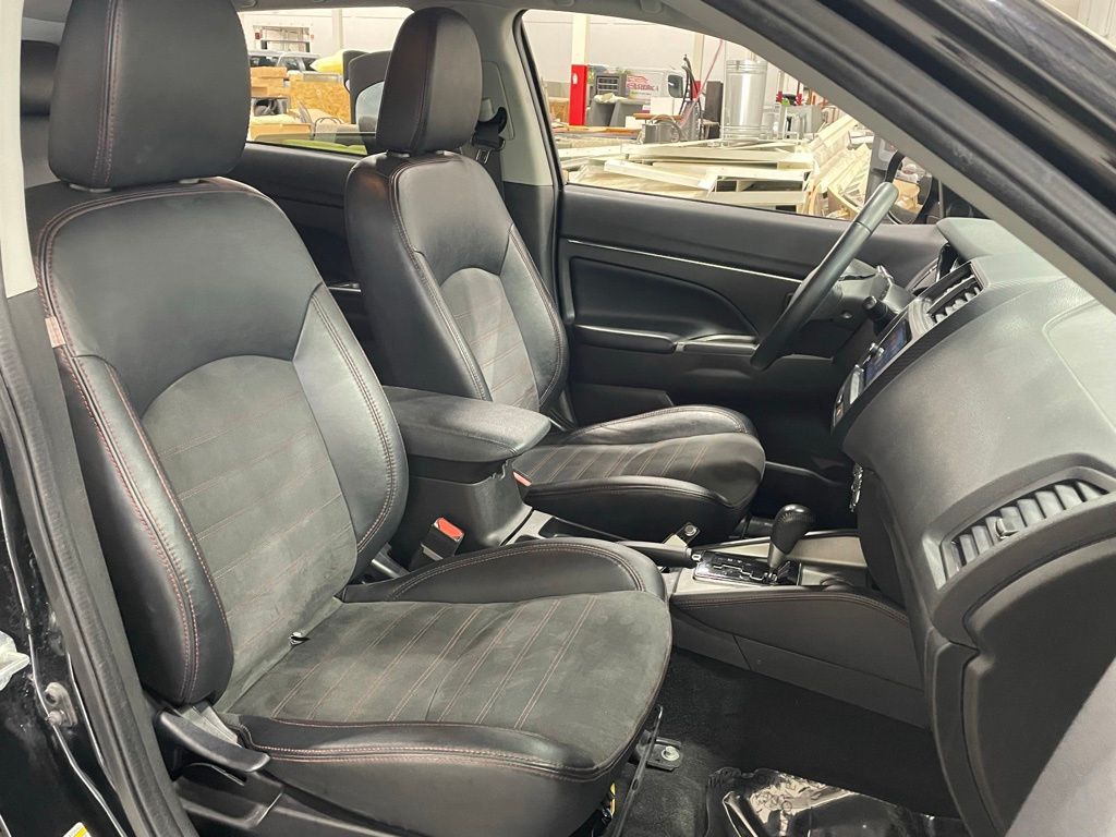 Vehicle image 10 of 32