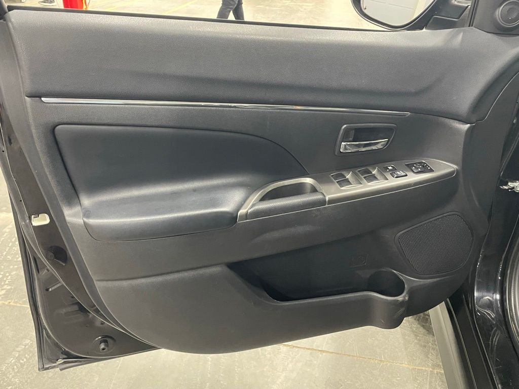 Vehicle image 11 of 32