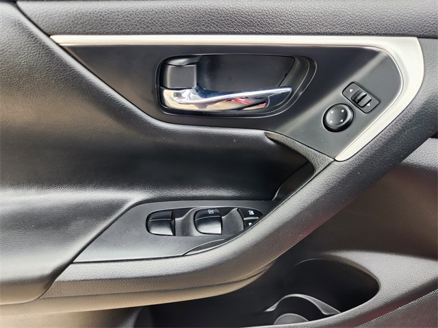 Vehicle image 23 of 33