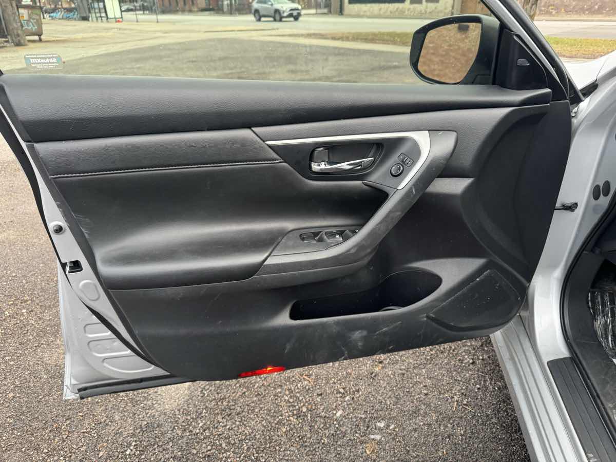 Vehicle image 10 of 31