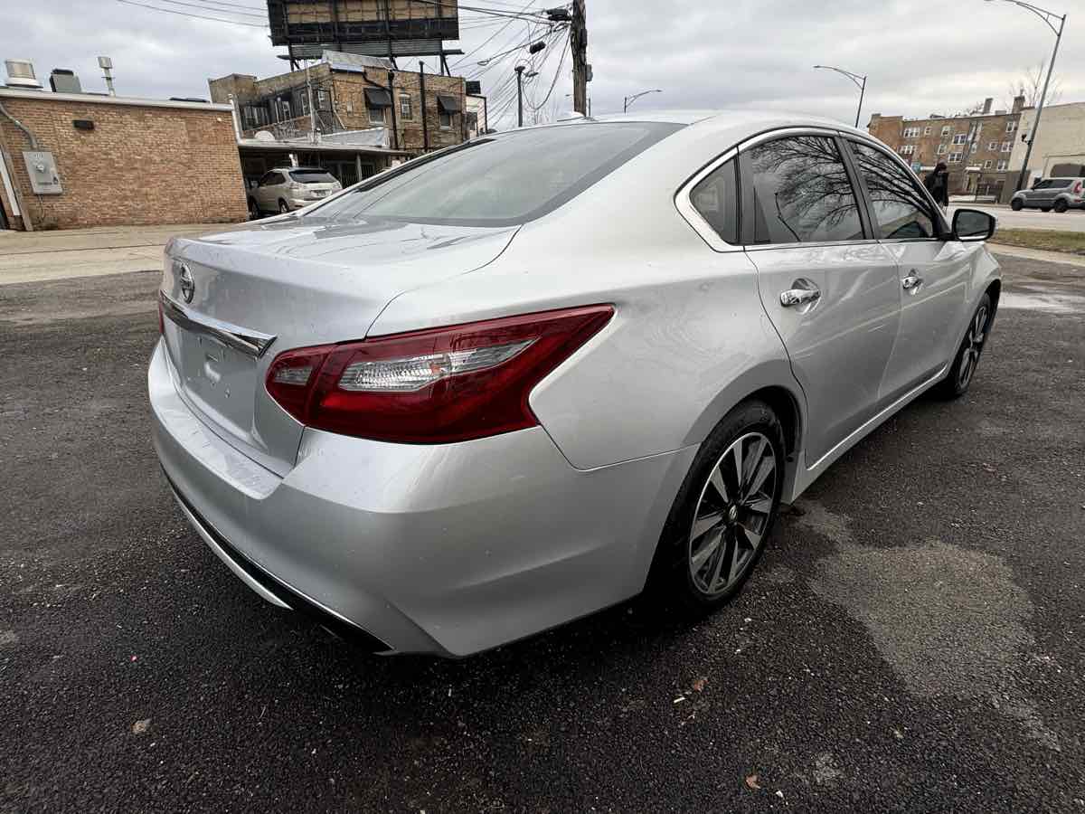 Vehicle image 4 of 31