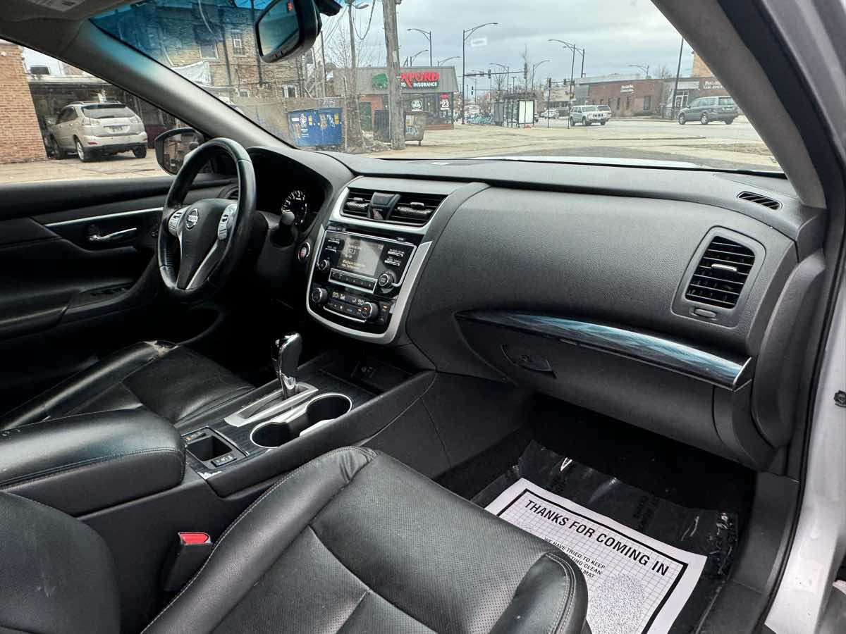Vehicle image 25 of 31