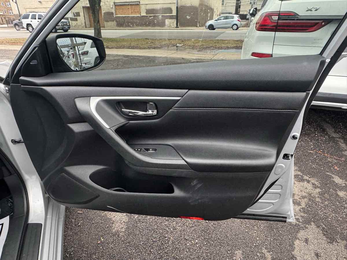 Vehicle image 24 of 31