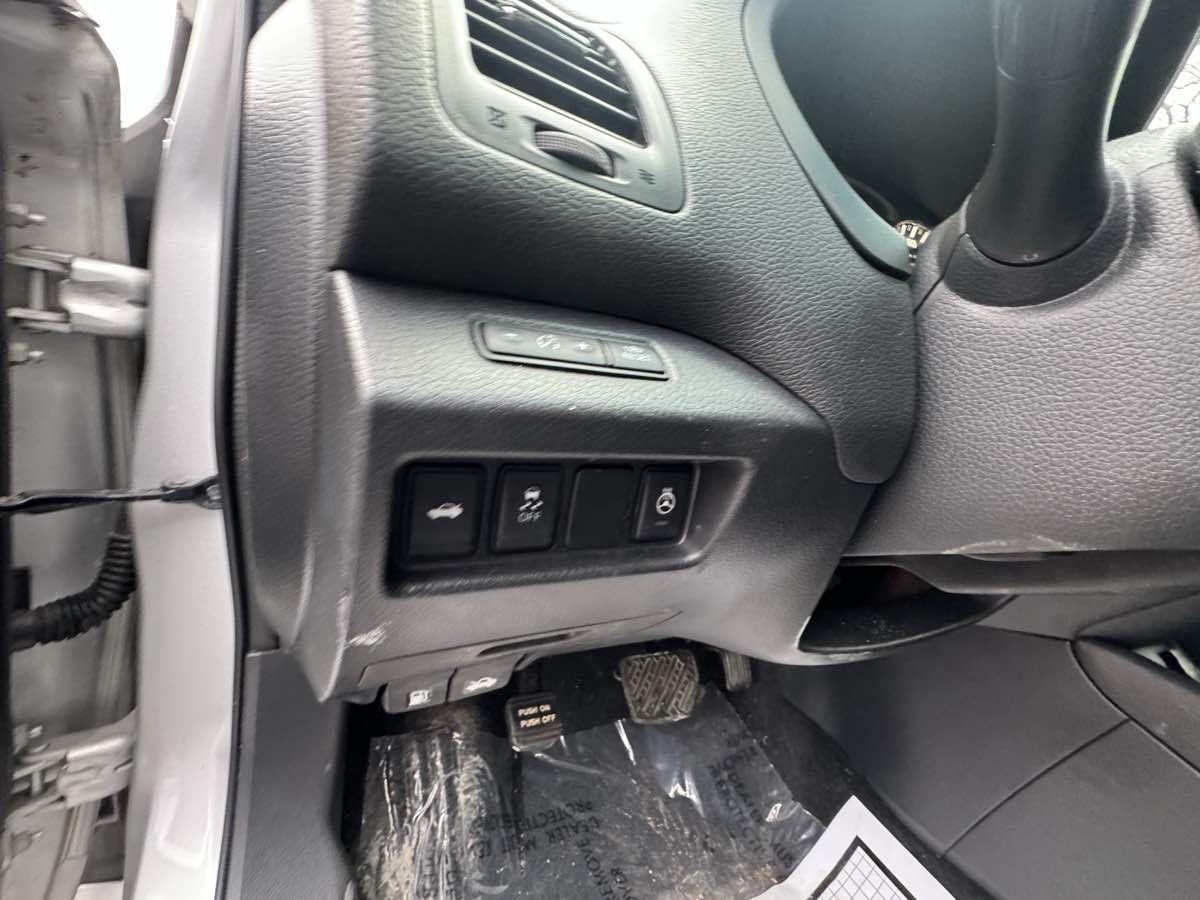 Vehicle image 12 of 31