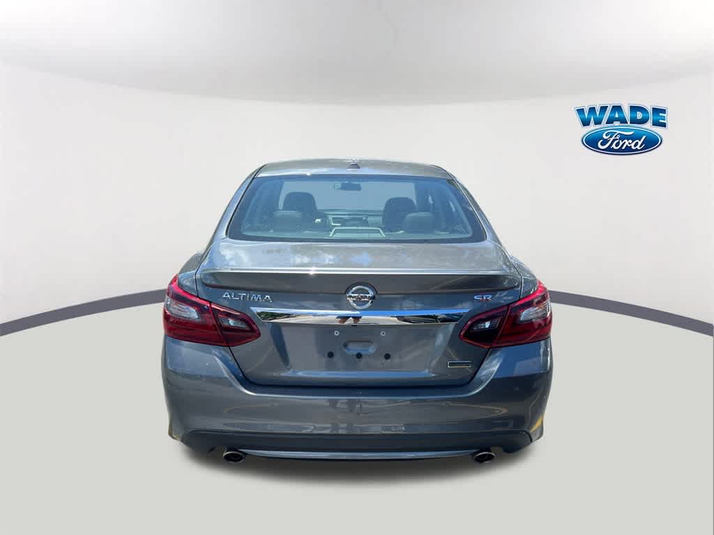 Vehicle image 4 of 14