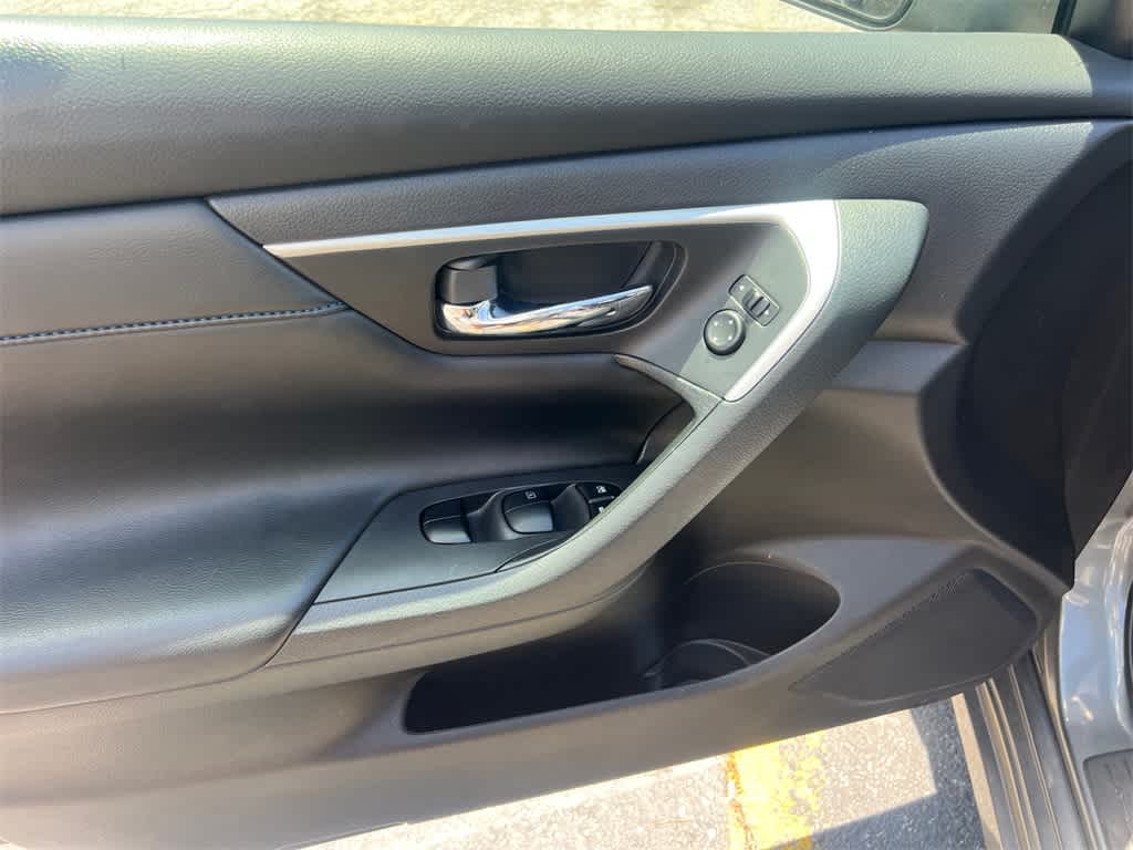 Vehicle image 11 of 14