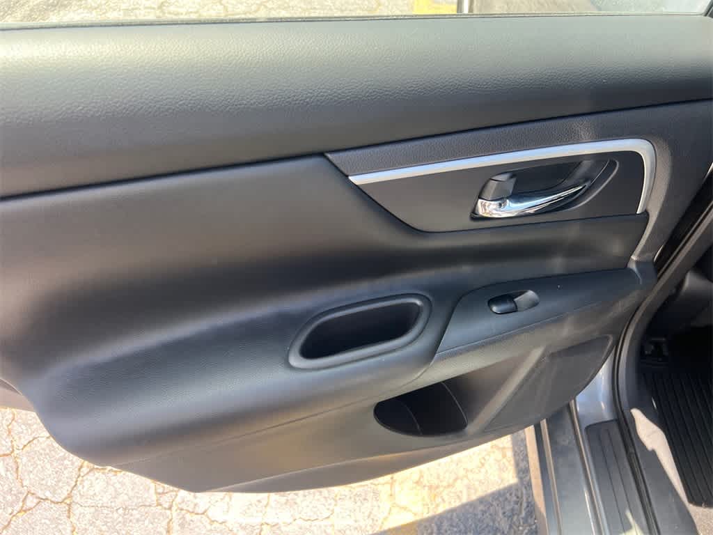 Vehicle image 12 of 14