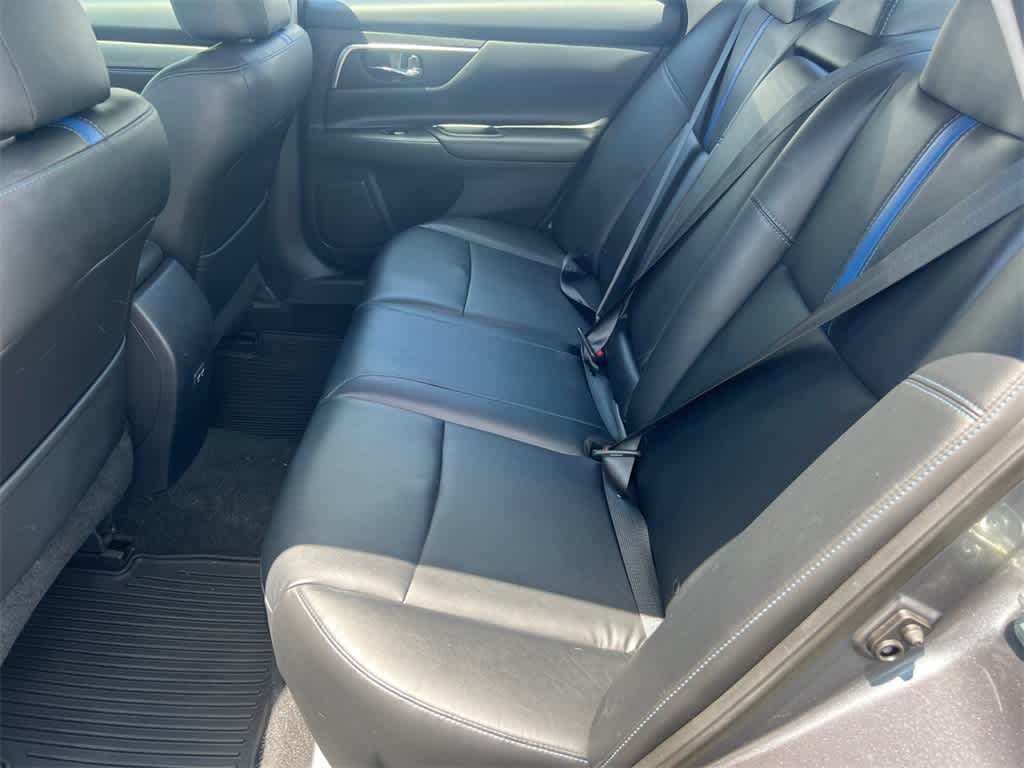 Vehicle image 7 of 14