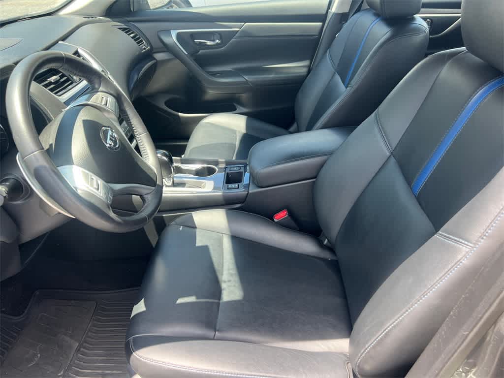Vehicle image 8 of 14