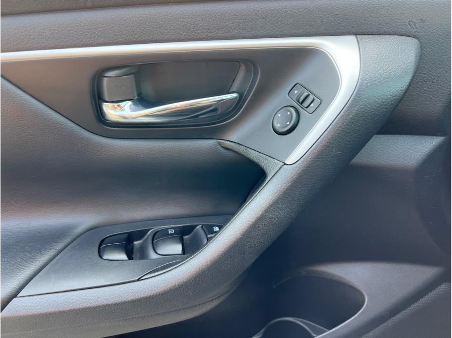 Vehicle image 18 of 24