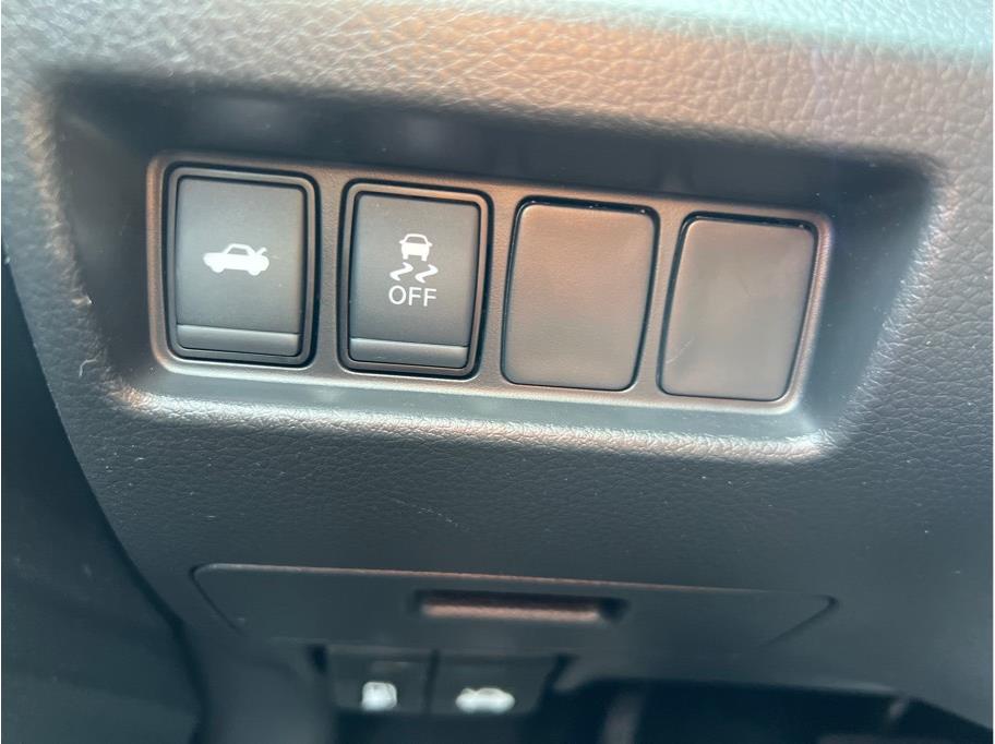 Vehicle image 19 of 24