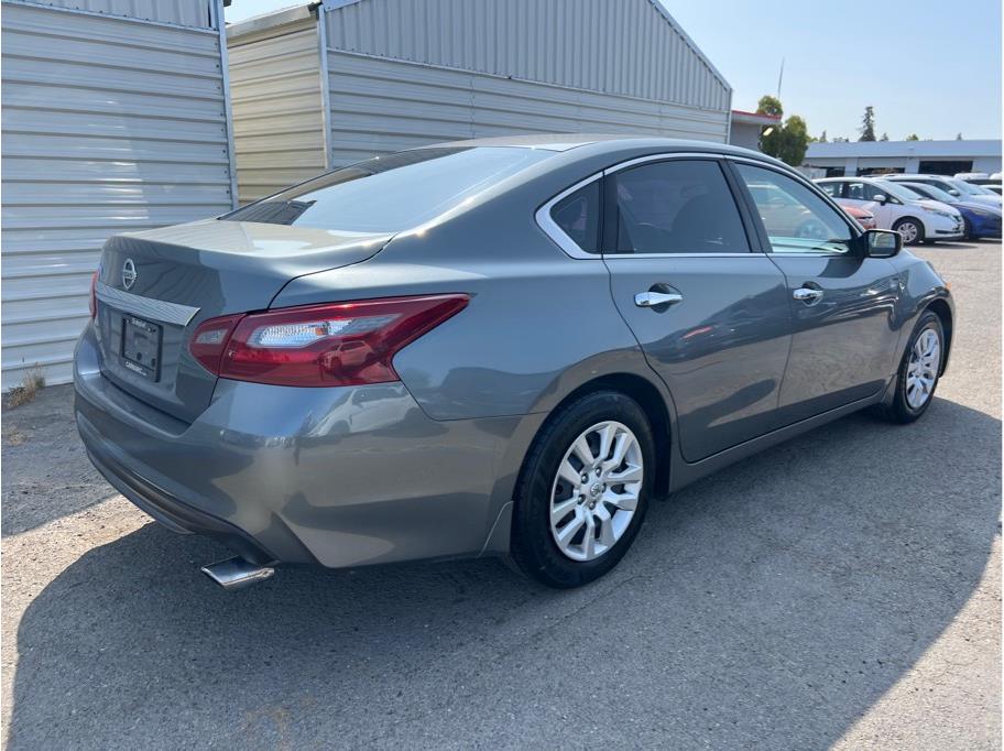 Vehicle image 4 of 24