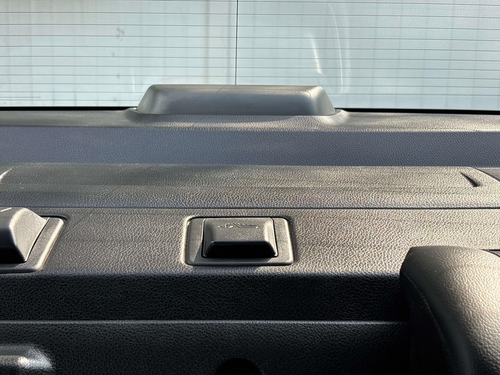 Vehicle image 21 of 32