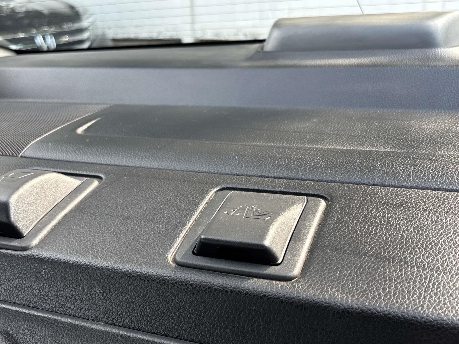Vehicle image 31 of 32