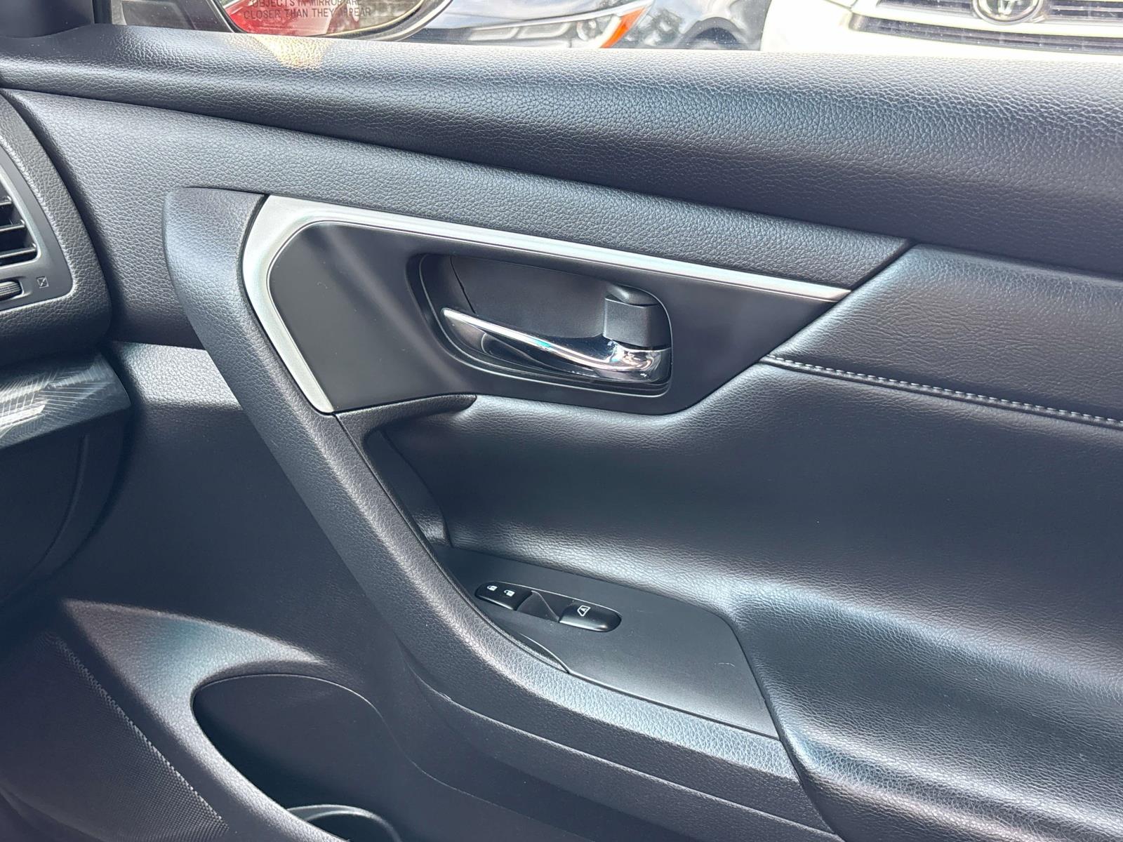 Vehicle image 18 of 32