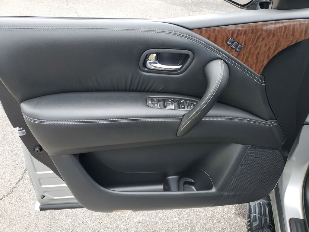 Vehicle image 16 of 33