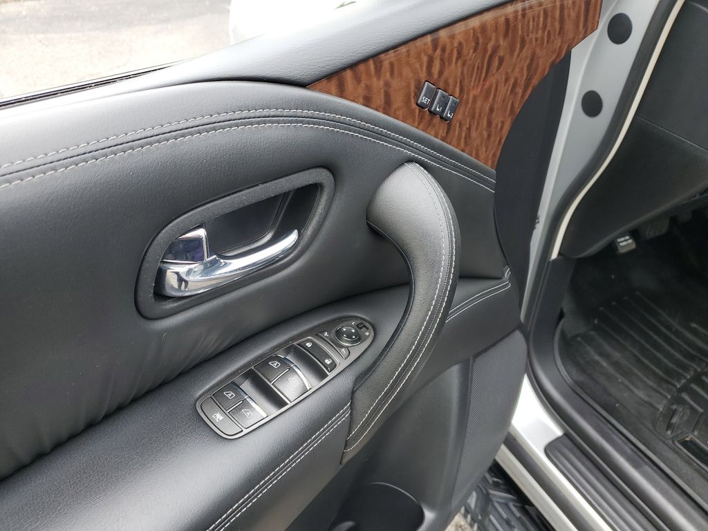 Vehicle image 17 of 33