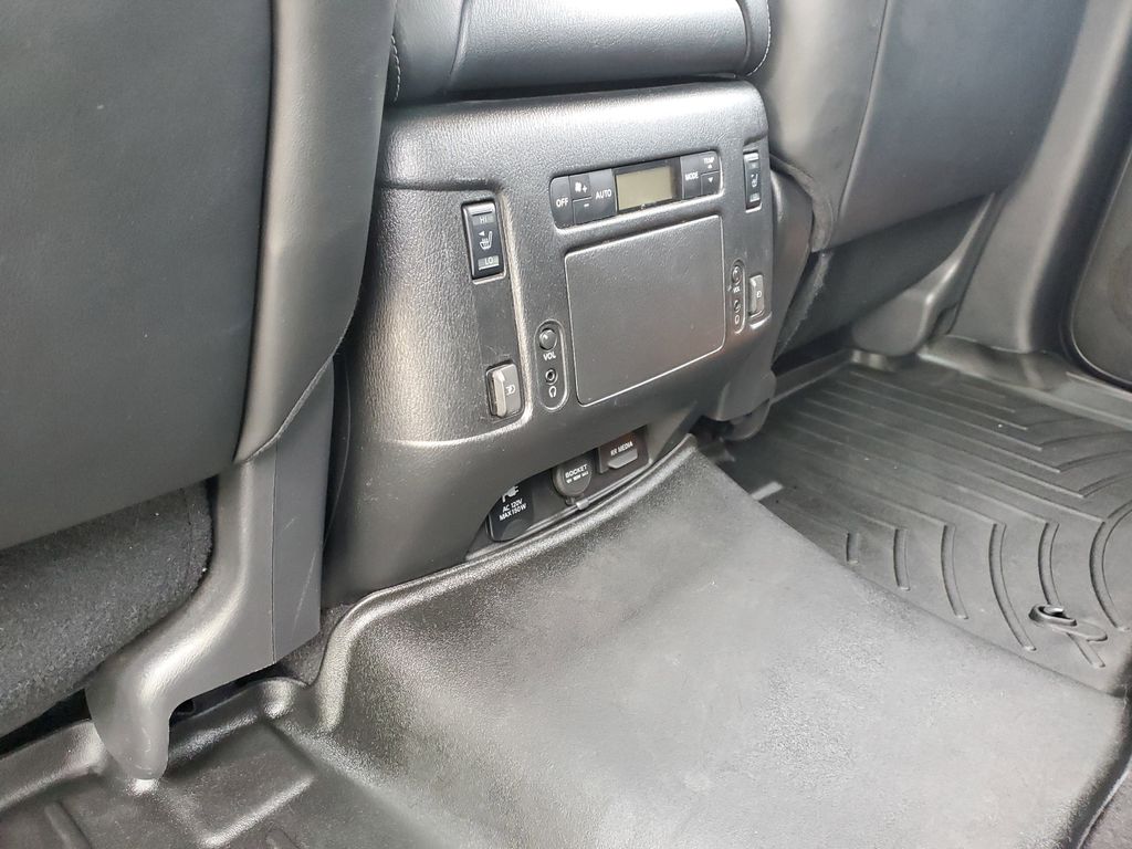 Vehicle image 14 of 33