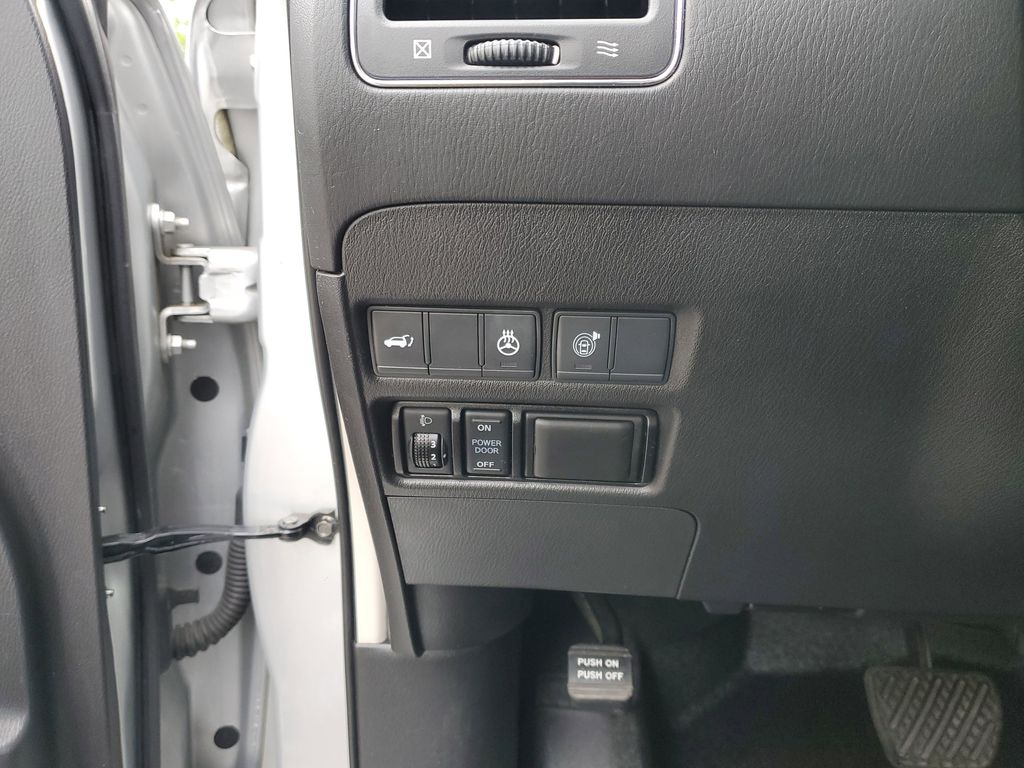 Vehicle image 22 of 33
