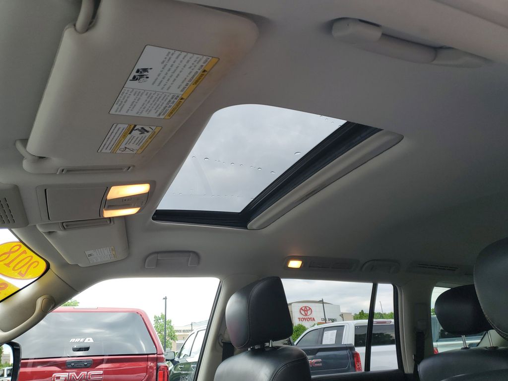 Vehicle image 18 of 33