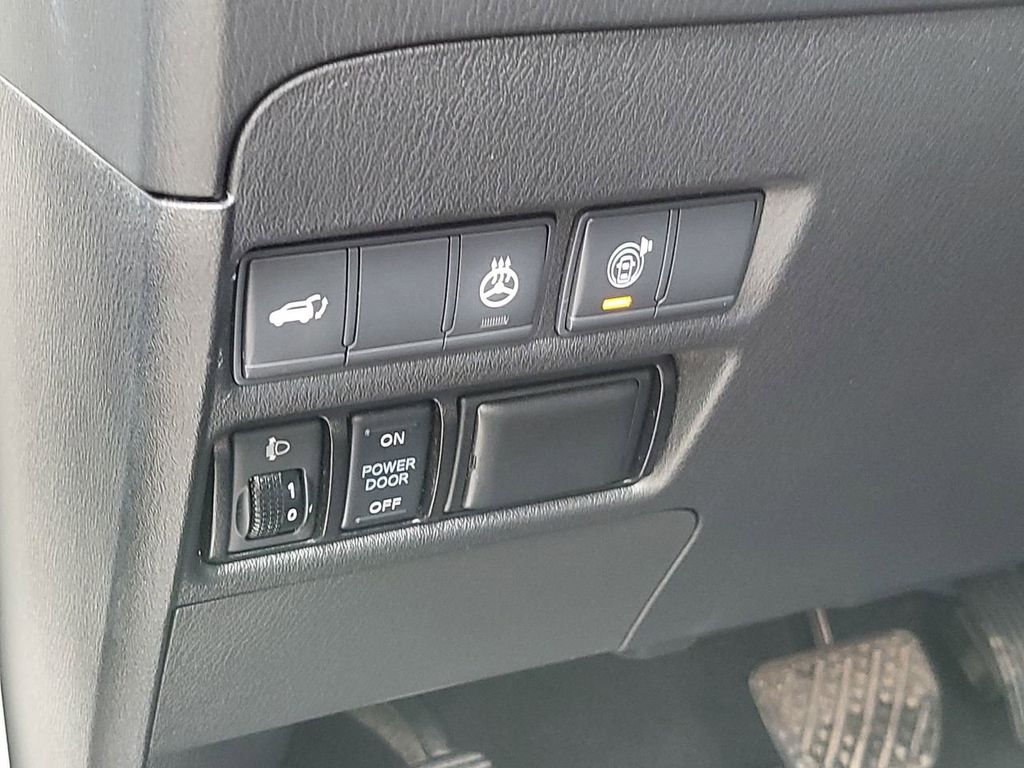 Vehicle image 23 of 26