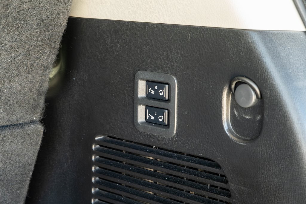 Vehicle image 21 of 37