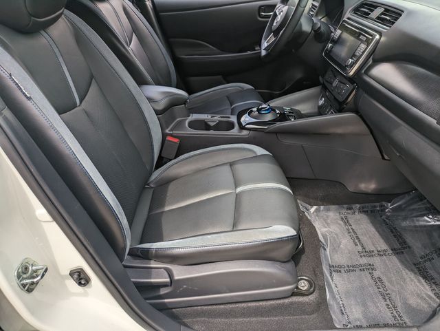 Vehicle image 27 of 42