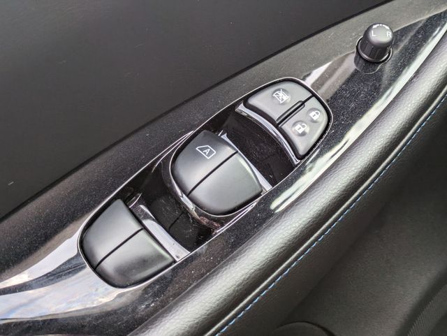 Vehicle image 21 of 42