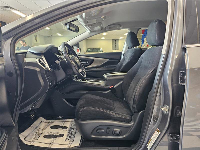 Vehicle image 11 of 28