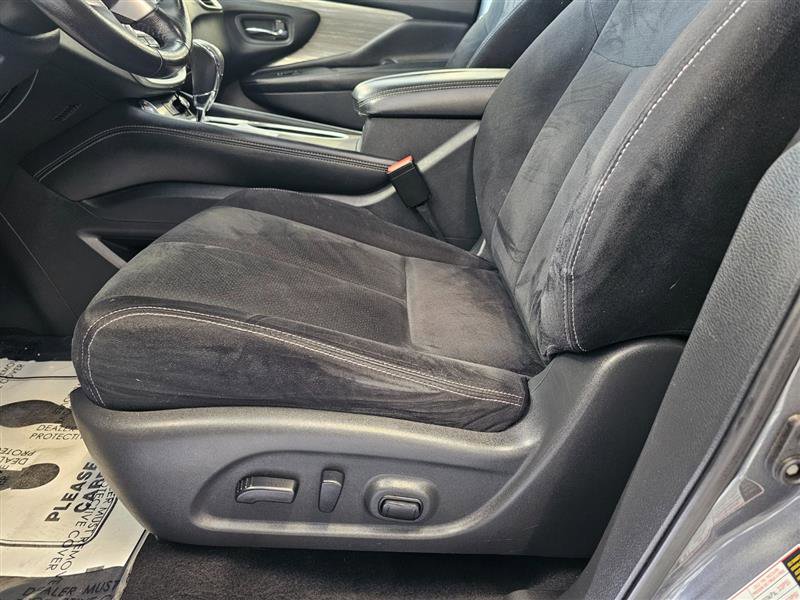 Vehicle image 23 of 28