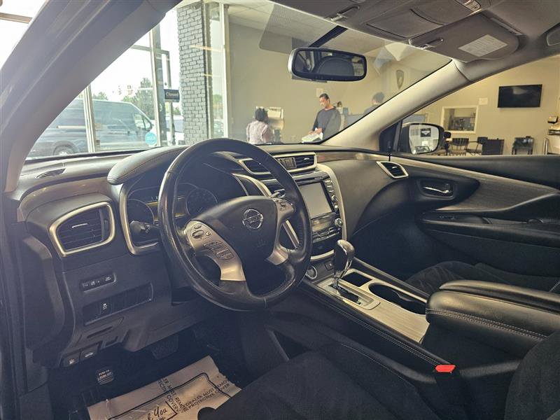 Vehicle image 10 of 28