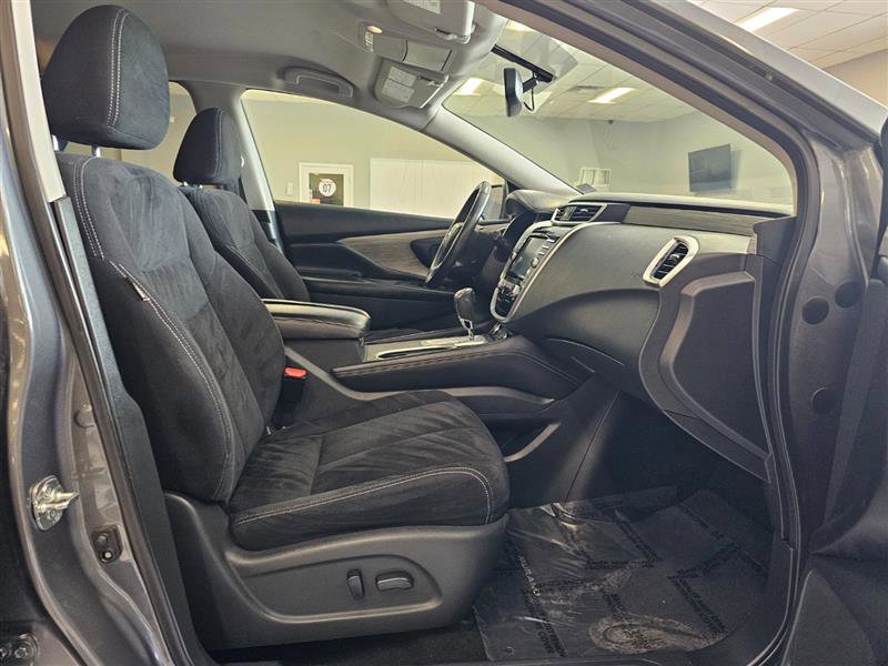 Vehicle image 15 of 28