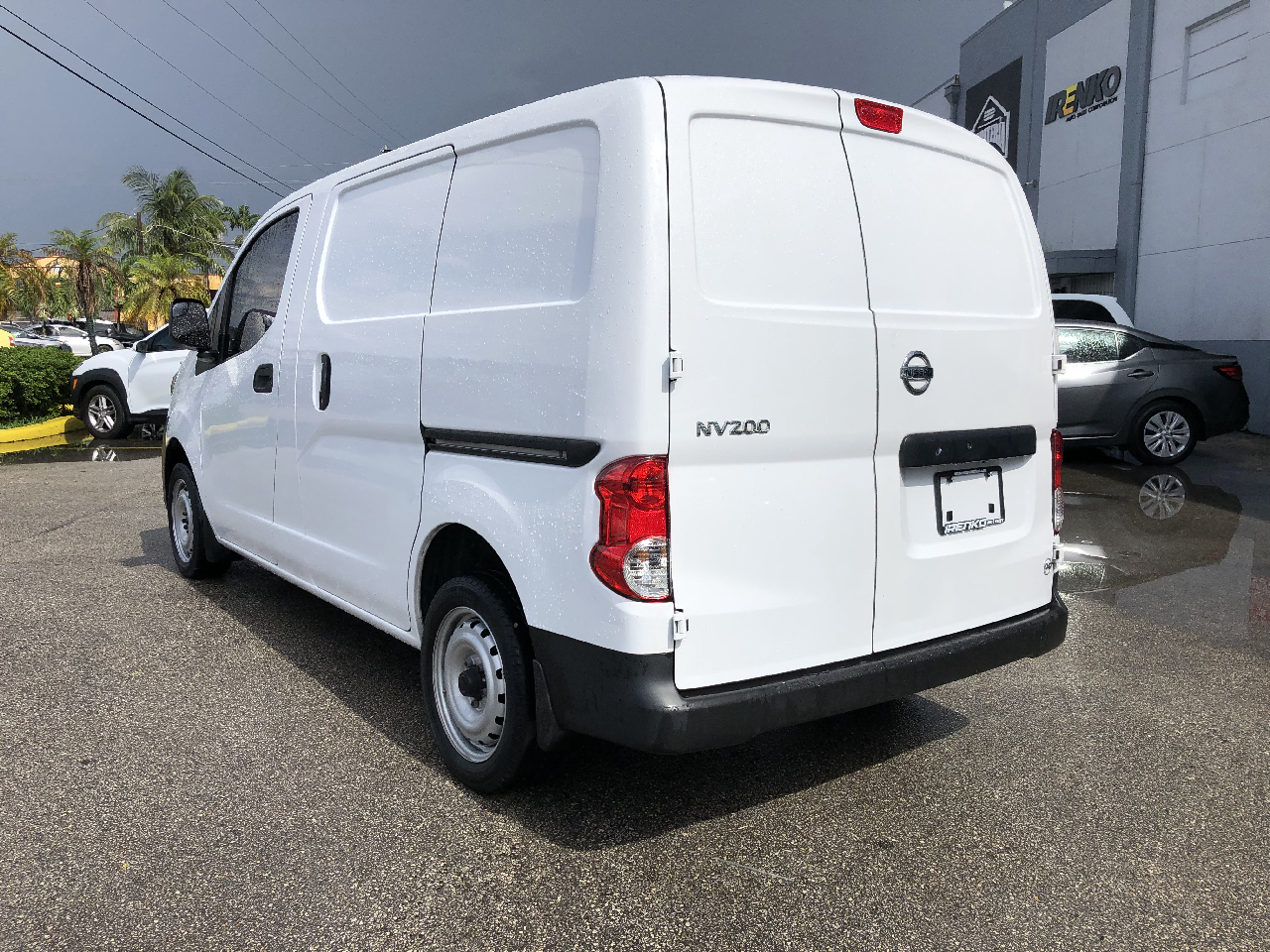 Vehicle image 4 of 12