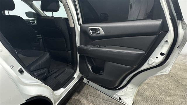 Vehicle image 14 of 28