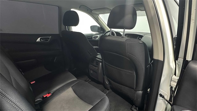 Vehicle image 11 of 28