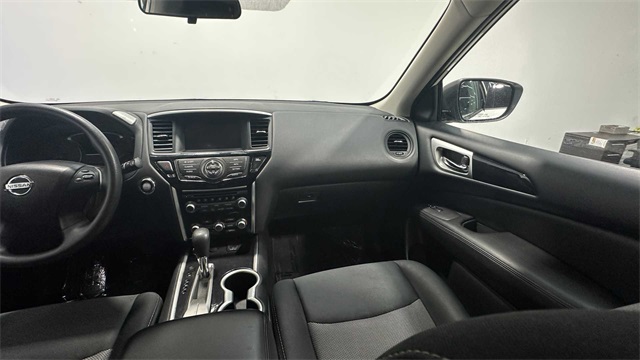 Vehicle image 17 of 28