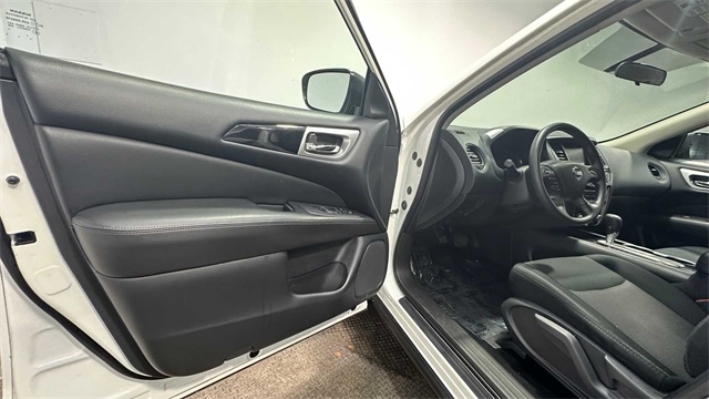 Vehicle image 18 of 28