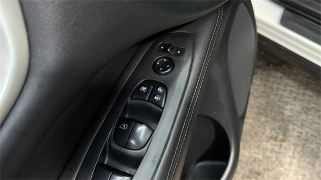 Vehicle image 26 of 28
