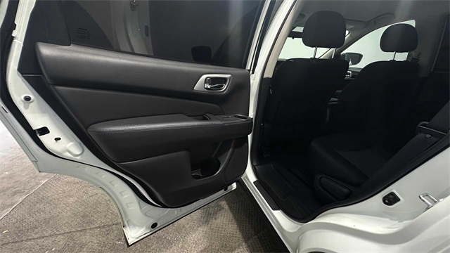 Vehicle image 13 of 28