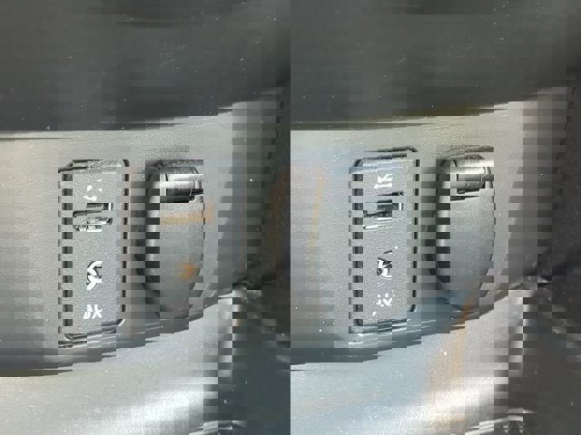 Vehicle image 21 of 25