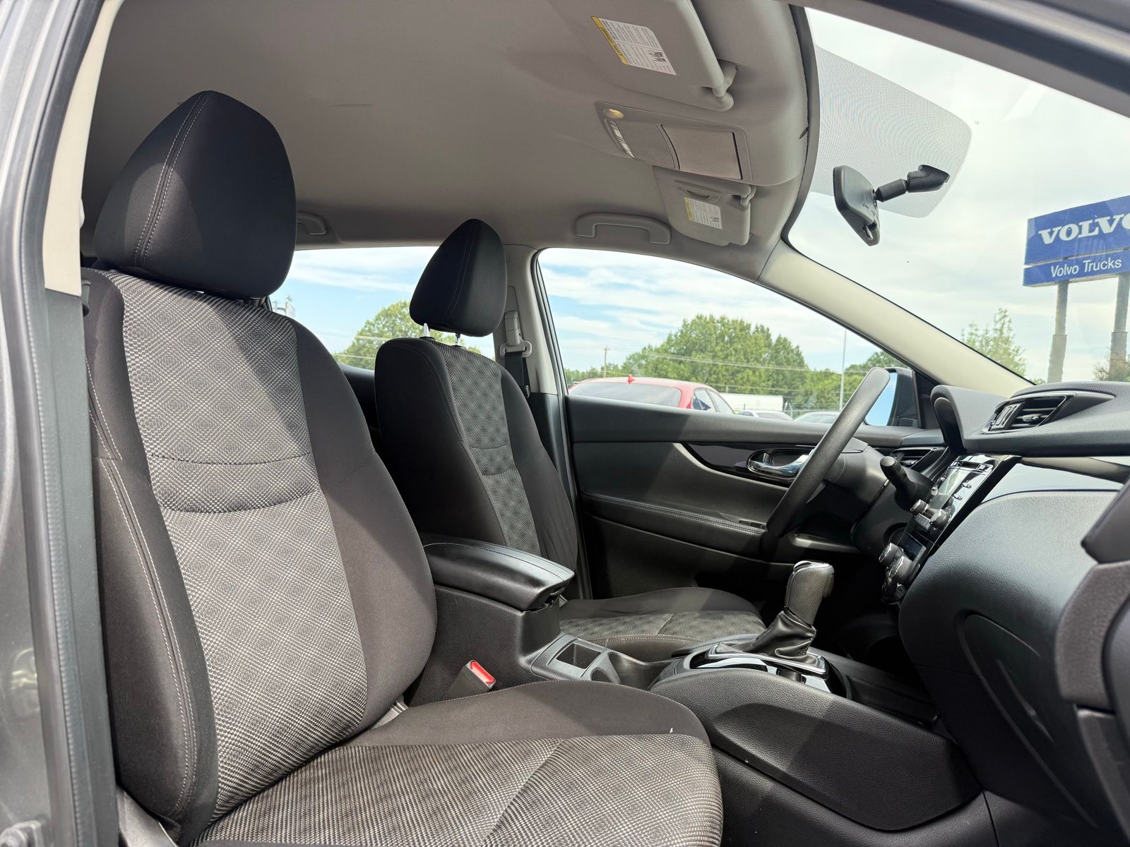 2018 Nissan Rogue Sport SV Image 17 of 36