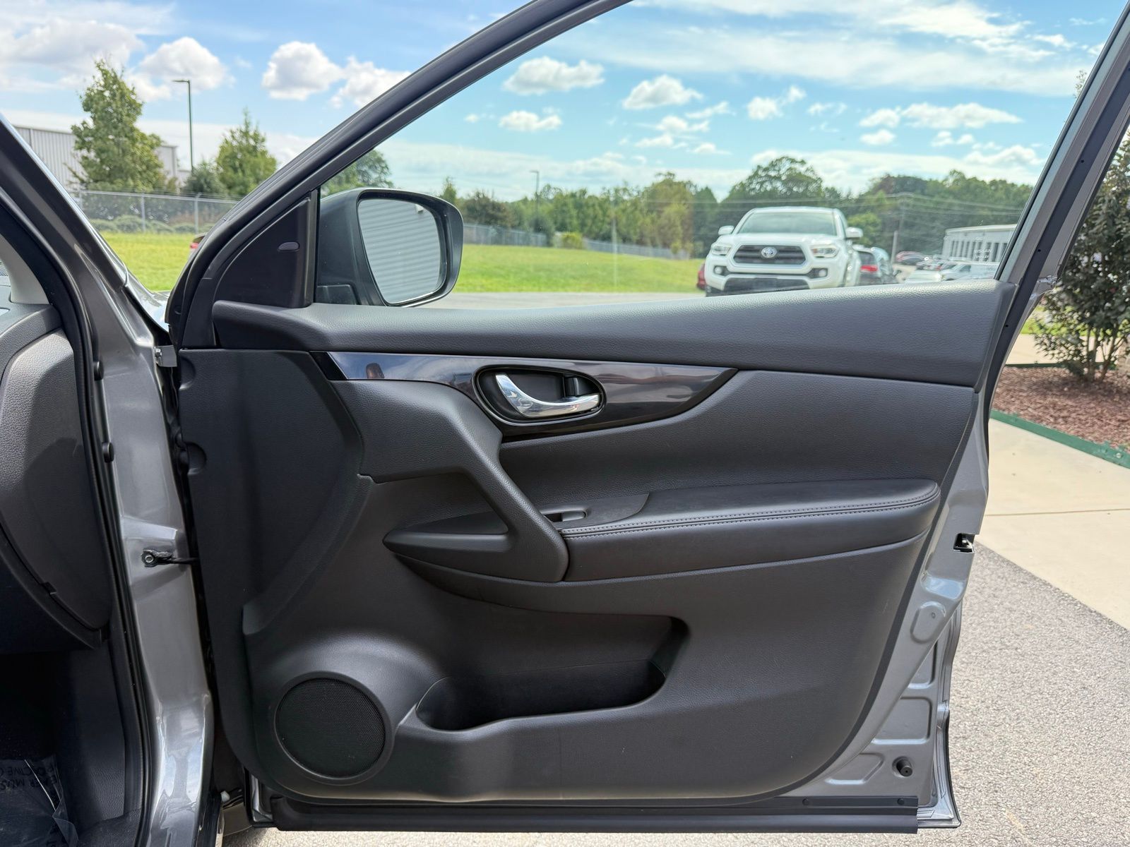 2018 Nissan Rogue Sport SV Image 35 of 36