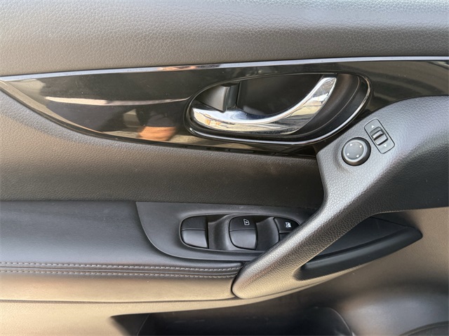Vehicle image 16 of 25